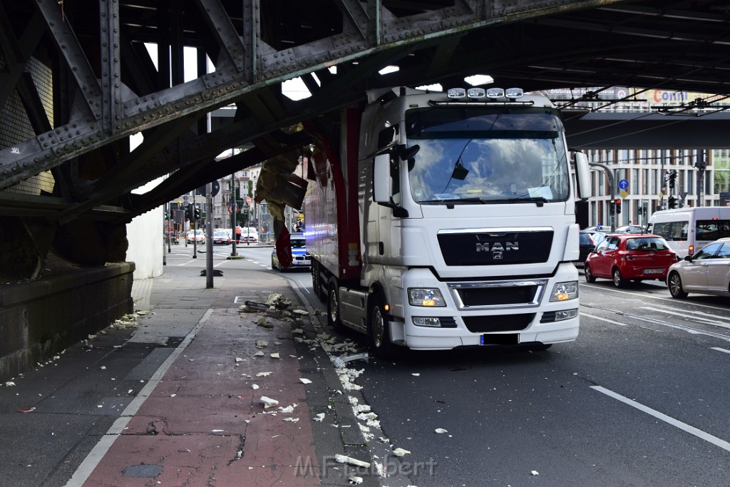 LKW blieb unter Bruecke haengen Koeln Deutz Opladenerstr Deutz Muelheimerstr P010.JPG - Miklos Laubert